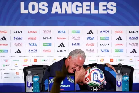 "بالدموع".. لحظات مؤثرة في مؤتمر باراجواي قبل كأس العالم